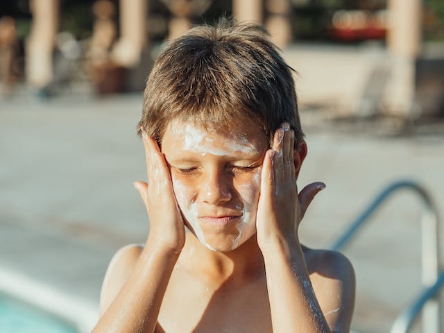 You are currently viewing Kapan Waktu yang Tepat Memakai Sunscreen untuk Kulit Wajah Sensitif?